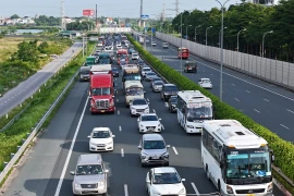 Quy định tiêu thụ nhiên liệu sẽ tạo lợi thế cạnh tranh cho các dòng xe điện, xe hybrid điện, xe sử dụng nhiên liệu thay thế vốn có mức tiêu hao thấp. (Ảnh: Việt Hùng/Vietnam+)