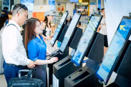 Mỗi ngày, có hàng nghìn hành khách làm thủ tục Kiosk sinh trắc học tự động ở Sân bay Nội Bài. (Ảnh: Phan Công/Vietnam+)