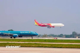 Máy bay của các hãng hàng không cất, hạ cánh tại một sân bay nước ta. (Ảnh: Việt Hùng/Vietnam+)