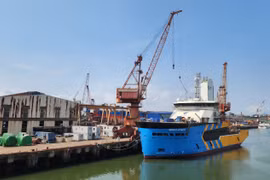 Công ty Đóng tàu Hạ Long đóng dòng tàu dịch vụ điện gió ngoài khơi CSOV, đòi hỏi tiêu chuẩn rất cao trong cả quá trình thi công và khai thác. (Ảnh: Việt Hùng/Vietnam+)