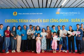 Vietnam Airlines phối hợp Tổng liên đoàn Lao động Việt Nam đưa người lao động về quê đón Tết. (Ảnh: PV/Vietnam+)
