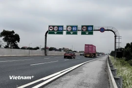 Các tài xế xe tải đều chấp hành nghiêm trong ngày đầu thí điểm phân làn, tốc độ xe đi trên cao tốc Hà Nội-Hải Phòng. (Ảnh: Việt Hùng/Vietnam+)
