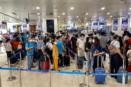 Hành khách làm thủ tục chuyến bay tại Cảng hàng không Quốc tế Nội Bài. (Ảnh: Việt Hùng/Vietnam+)