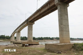 Cầu sông Lô có dấu hiệu xuống cấp nghiêm trọng và đã phải tạm dừng lưu thông. (Ảnh: Tạ Toàn/TTXVN)