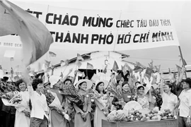Đại biểu các nghiệp đoàn và tầng lớp nhân dân trong buổi mít tinh đón tàu sông Hương. (Ảnh: Quang Thành/TTXVN)