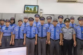Các thành viên của tổ tàu SE2 thuộc Chi nhánh Đoàn tiếp viên Đường sắt Hà Nội kịp thời cấp cứu một hành khách đi tàu có dấu hiệu đột quỵ. (Ảnh: VNR cung cấp)