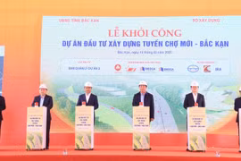 Các đại biểu ấn nút khởi công Dự án đường cao tốc Chợ Mới-Bắc Kạn. (Ảnh: Việt Hùng/Vietnam+)