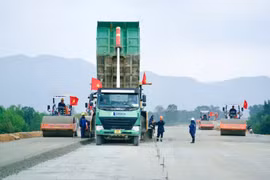 Các dự án giao thông trong năm 2025 sẽ tăng tốc thi công để đẩy nhanh tiến độ hoàn thành. (Ảnh: PV/Vietnam+)