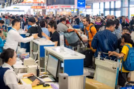 Thông báo tạm hoãn xuất cảnh được gửi điện tử đến Cục Quản lý xuất nhập cảnh và gửi đến cá nhân qua tài khoản giao dịch điện tử hoặc đến địa chỉ cư trú cá nhân đã đăng ký với Cơ quan Thuế qua đường bưu chính. (Ảnh: PV/Vietnam+)