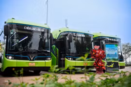 Chính thức khai trương hai tuyến buýt điện E06TC và E07TC kết nối trung tâm Hà Nội-Khu Công nghệ cao Hòa Lạc ngày 1/3/2026. (Ảnh: PV/Vietnam+)