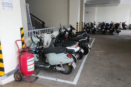 Khu vực bố trí sạc dành cho xe máy điện tại một chung cư ở Hà Nội. (Ảnh: Việt Hùng/Vietnam+)