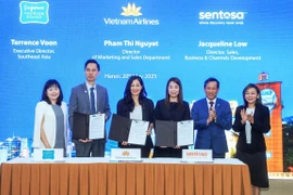 Tổng cục Du lịch Singapore, Vietnam Airlines và Tập đoàn Sentosa ký biên bản ghi nhớ hợp tác thúc đẩy khách du lịch. (Ảnh: Việt Hùng/Vietnam+)
