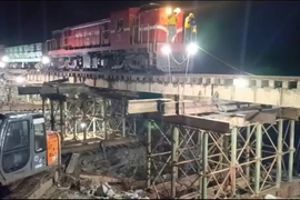 ngành Đường sắt đã khôi phục tuyến đường sắt Bắc-Nam, đoạn đi qua xã Xuân Lãnh (tỉnh Đắk Lắk) sau khi bị trôi nền đường sắt, ray "treo lơ lửng" ở độ cao 9m. (Ảnh: VNR cung cấp)