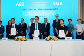 Vietnam Airlines hợp tác cùng ACB và Visa ra mắt thẻ hội viên tích hợp thanh toán Lotusmiles Pay. (Ảnh: PV/Vietnam+)