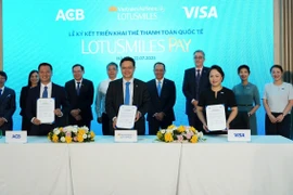 Vietnam Airlines hợp tác cùng ACB và Visa ra mắt thẻ hội viên tích hợp thanh toán Lotusmiles Pay. (Ảnh: PV/Vietnam+)