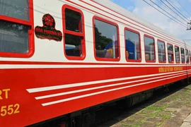 Tàu hạng sang được được thiết kế với màu đỏ chủ đạo của Hoa Phượng đỏ sẽ chạy trên tuyến Hà Nội-Hải Phòng. (Ảnh: PV/Vietnam+)