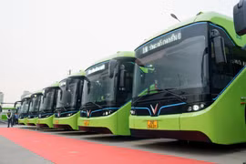 Buýt Liên Ninh đã chuyển đổi toàn bộ đội xe hiện hữu sang sử dụng xe buýt điện. (Ảnh: PV/Vietnam+)