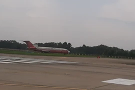 Tàu bay B727-200 vốn thuộc Hãng hàng không Royal Khmer Airlines (RKA) mang quốc tịch Camphuchia bị “bỏ quên” tại Cảng hàng không quốc tế Nội Bài từ năm 2007 đến nay. (Ảnh: Việt Hùng/Vietnam+)