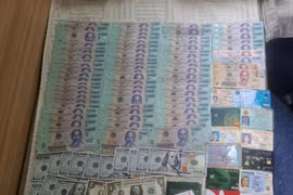 Khách bỏ quên túi xách chứa nhiều USD và giấy tờ quan trọng trên tàu hỏa. (Ảnh: PV/Vietnam+)
