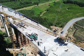 Nhà thầu thi công một hạng mục cầu bắc qua thung lũng tại một đoạn tuyến của Dự án cao tốc Bắc-Nam phía Đông. (Ảnh: Quốc Khánh/Vietnam+)
