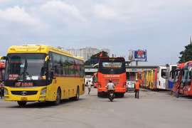 Doanh nghiệp vận tải tuyến cố định hoạt động tại Bến xe Nước Ngầm. (Ảnh: Việt Hùng/Vietnam+)