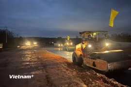 Nhà thầu thi công xuyên đêm tại công trường một dự án cao tốc. (Ảnh: Việt Hùng/Vietnam+)