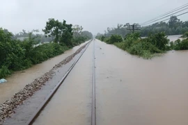 Hiện tại, nước lũ đã ngập trên đỉnh ray tại một số đoạn đường sắt qua thành phố Huế. (Ảnh: PV/Vietnam+)