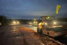 Nhà thầu thi công xuyên đêm tại công trường Dự án cao tốc Bắc-Nam phía Đông. (Ảnh: Việt Hùng/Vietnam+)