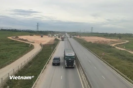 Nhà thầu tiến hành thi công một trạm dừng nghỉ dọc tuyến cao tốc Bắc-Nam phía Đông. (Ảnh: Việt Hùng/Vietnam+)