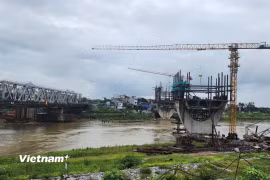 Dự án cầu Đuống mới lỡ hẹn hoàn thành năm 2025 do vướng mặt bằng. (Ảnh: Việt Hùng/Vietnam+)