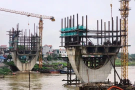 Dự án cầu Đuống mới hiện chỉ thi công được hai trụ dưới lòng sông do vướng mắc mặt bằng hai đầu quận Long Biên và huyện Gia Lâm. (Ảnh: Việt Hùng/Vietnam+)
