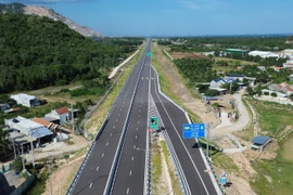Dự án cao tốc Vân Phong-Nha Trang đang được chủ đầu tư và nhà thầu hoàn thiện nốt những hạng mục cuối để thông tuyến vào dịp 19/8. (Ảnh: Quốc Khánh/Vietnam+)