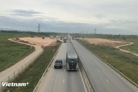 Nhà thầu tiến hành thi công một trạm dừng nghỉ dọc tuyến cao tốc Bắc-Nam phía Đông. (Ảnh: Việt Hùng/Vietnam+)