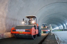Nhà thầu thi công một hạng mục hầm đường bộ tại Dự án cao tốc Bắc-Nam phía Đông giai đoạn 2021-2025. (Ảnh: Việt Hùng/Vietnam+)