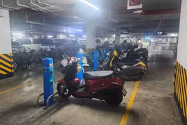 Một hầm chung cư đã bố trí các trụ sạc dành cho xe điện của cư dân tòa nhà. (Ảnh: Việt Hùng/Vietnam+)