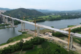 Nhà thầu thi công cầu Kỳ Lộ của Dự án cao tốc Quy Nhơn-Chí Thạnh. (Ảnh: Quốc Khánh/Vietnam+)