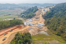 Nhà thầu tăng tốc thi công Dự án cao tốc Đồng Đăng-Trà Lĩnh. (Ảnh: PV/Vietnam+)