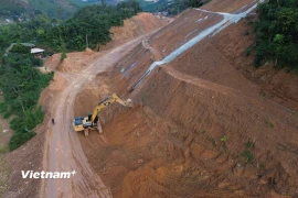 Nhà thầu thi công Dự án đường Hồ Chí Minh đoạn Chợ Chu-Ngã ba Trung Sơn đoạnqua tỉnh Tuyên Quang. (Ảnh: Khánh Hùng/Vietnam+)