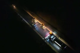 Nhà thầu thi công liên tục, kể cả ban đêm để đẩy nhanh tiến độ của Dự án cao tốc Đồng Đăng-Trà Lĩnh. (Ảnh: PV/Vietnam+)