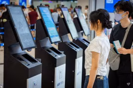 Sân bay quốc tế Nội Bài đưa hệ thống kiosk sinh trắc học, giúp rút ngắn thời gian làm thủ tục khi đi máy bay. (Ảnh: Phan Công/Vietnam+)