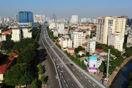 Tuyến đường Vành đai 2 đoạn Ngã Tư Sở tới cầu Vĩnh Tuy đã được thông xe và đưa vào khai thác, góp phần giảm ùn tắc giao thông nội đô. (Ảnh: Danh Lam/TTXVN)