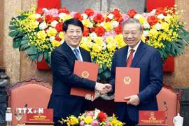 Tổng Bí thư, Chủ tịch nước Tô Lâm và đồng chí Lương Cường, nguyên Ủy viên Bộ Chính trị, nguyên Chủ tịch nước tại lễ bàn giao. (Ảnh: Thống Nhất/TTXVN)