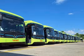 Tuyến xe buýt điện số 54 (Long Biên-Bắc Ninh) đưa vào khai thác, vận hành thay thế phương tiện diesel hiện hữu. (Ảnh: PV/Vietnam+)