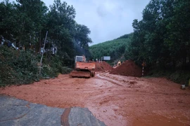 Các đơn vị quản lý đường bộ đã huy động tối đa nhân lực, thiết bị, phương tiện cơ giới, vật tư dự phòng, tập trung thông tuyến đường bị sạt lở tại miền Trung do mưa lũ. (Ảnh: PV/Vietnam+)