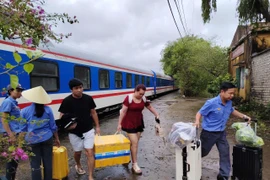 Ngành Đường sắt phải chuyển tải hành khách đi đường bộ do mưa lũ gây ngập đường sắt tại tỉnh Thanh Hóa. (Ảnh: PV/Vietnam+)