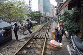 Trên dọc tuyến đường sắt hiện vẫn còn 2.500 lối đi tự mở. (Ảnh: Minh Sơn/Vietnam+) 