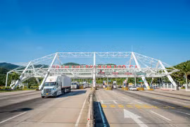 Tập đoàn Đèo Cả thông báo thực hiện miễn thu phí cho tất cả các xe cứu trợ bão lũ kể từ ngày 8/10. (Ảnh: PV/Vietnam+)