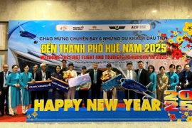 Vietnam Airlines chào đón những hành khách đầu tiên nhân dịp năm mới 2025 tại Cảng Hàng không Quốc tế Phú Bài, tỉnh Thừa Thiên-Huế. (Ảnh: PV/Vietnam+)