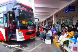 Rất đông hành khách ngồi chờ xe xuất bến tại Giáp Bát để về quê nghỉ Tết Dương lịch 2026. (Ảnh: Hoài Nam/Vietnam+)