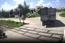 Lái xe ôtô đã không chấp hành tín hiệu chuông, đèn và biển “Dừng lại quan sát tàu hỏa khi qua đường sắt" đã đâm gãy cần chắn tự động đường sắt. (Ảnh chụp từ clip của VNR)